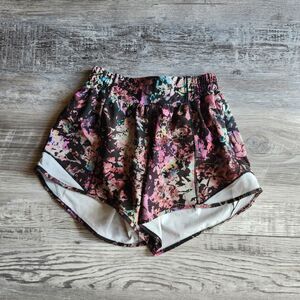 (2) Lululemon Hotty Hot Low-Rise Lined Short 4"